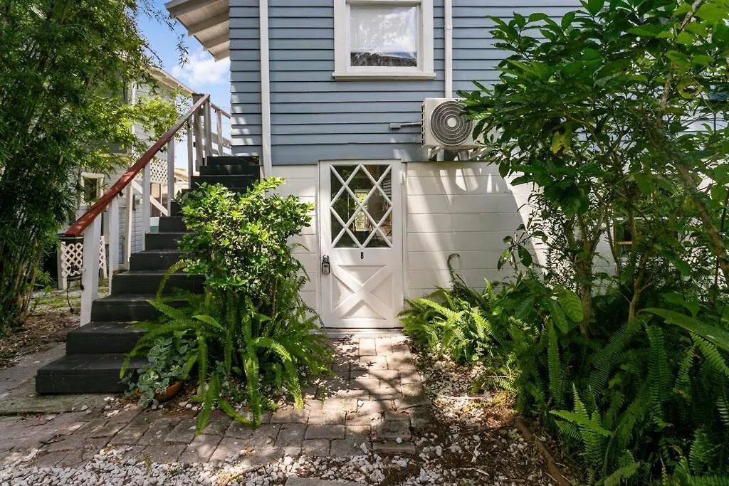 That 70'S Themed Apt Close To Coffee, Food + Shops Tampa