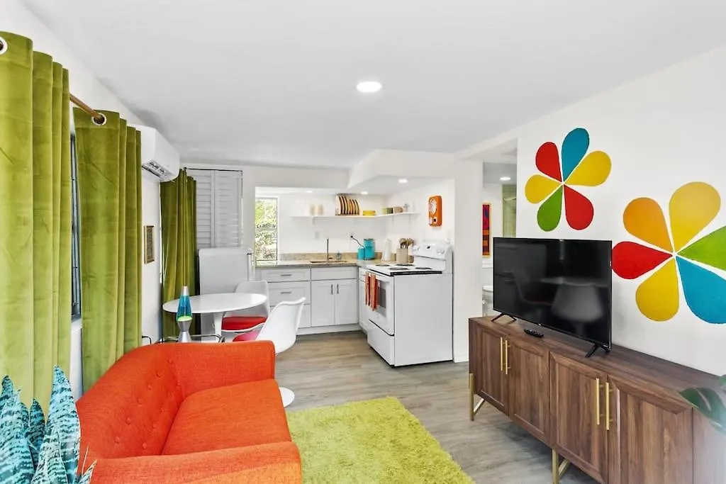 That 70'S Themed Apt Close To Coffee, Food + Shops Tampa