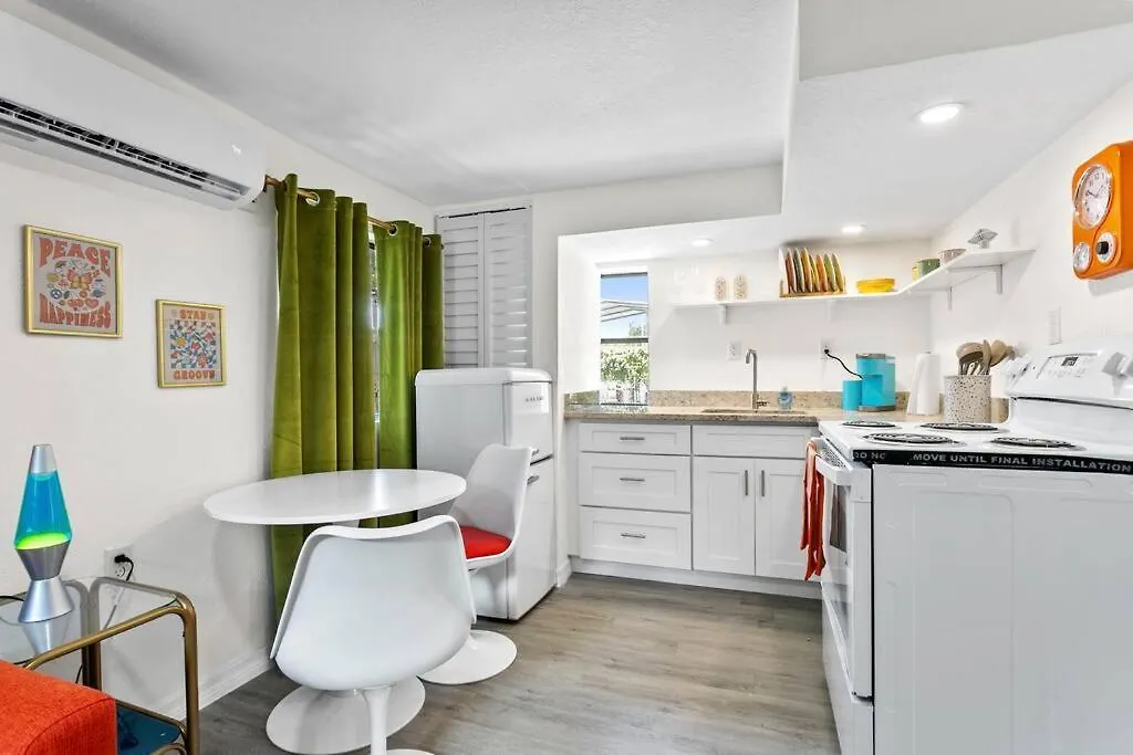 That 70'S Themed Apt Close To Coffee, Food + Shops Tampa Apartment