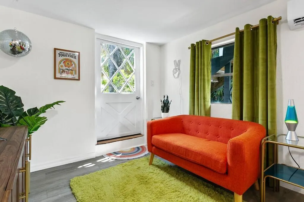 That 70'S Themed Apt Close To Coffee, Food + Shops Tampa
